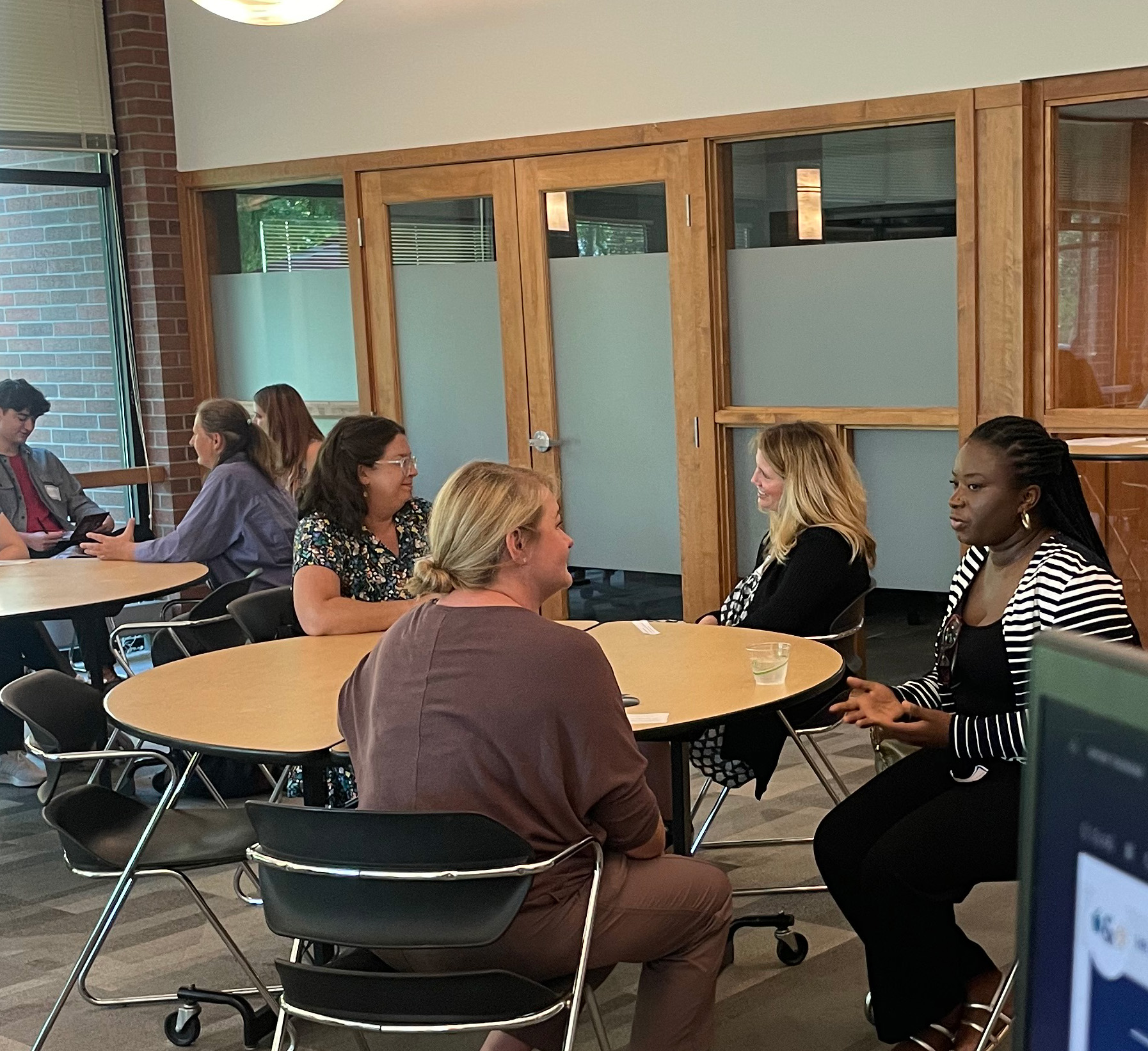 Un groupe de femmes qui sourient